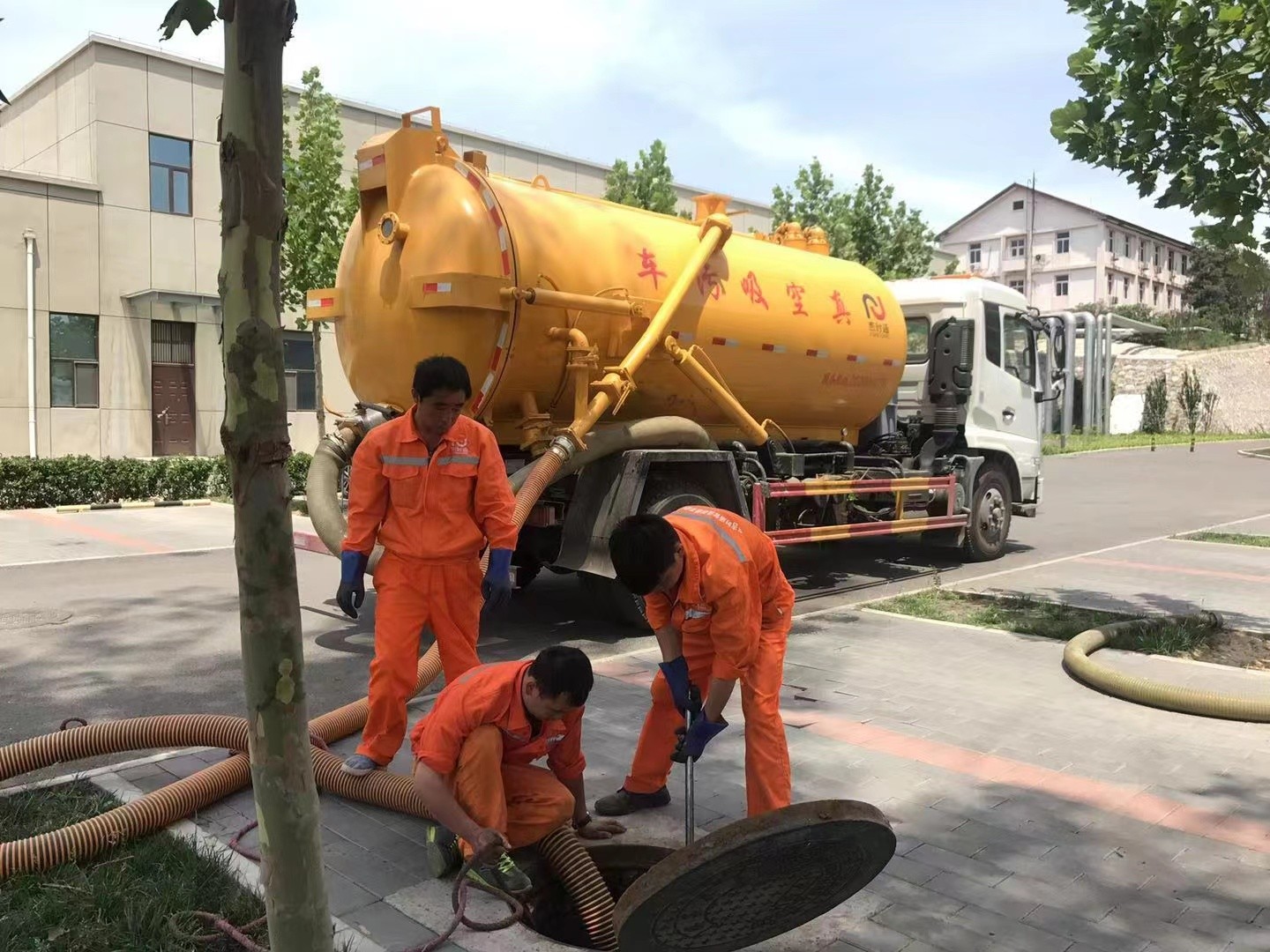 海珠管道疏通车停在窨井附近